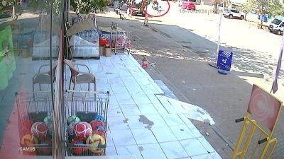 ANTALYA’DA BİR ANDA YOLA FIRLAYAN KÜÇÜK ÇOCUĞA MOTOKURYE ÇARPTI. KAZA