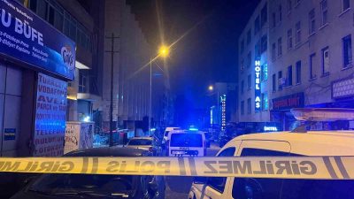 ANKARA’NIN RÜZGARLI CADDESİ BİR KİŞİ EĞLENCE MERKEZİNDE GÖRÜŞTÜĞÜ KADININI VURARAK