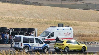 HAYMANA'DA KONTROLDEN ÇIKAN KUZU YÜKLÜ TIRIN DEVRİLMESİ SONUCU ÇOK SAYIDA