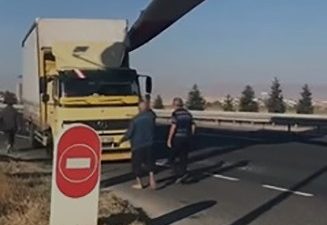 ANKARA-POLATLI YOLUNDA BİR TIRIN ÜZERİNDE TAŞINAN RÜZGAR ENERJİ SANTRALİ'NİN (RES)