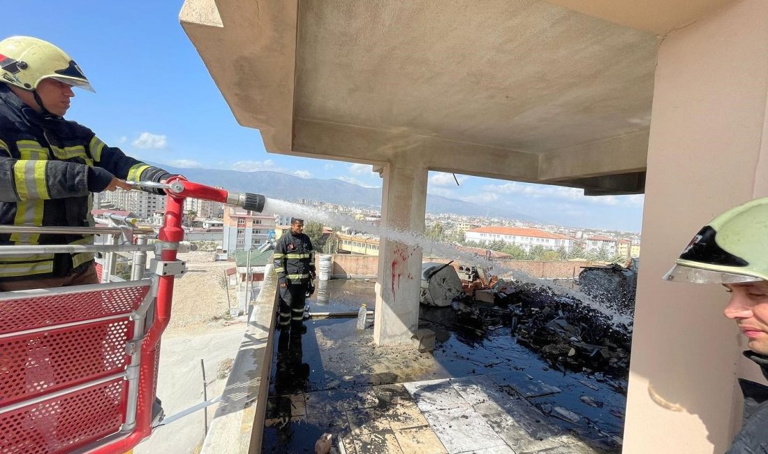 HATAY’DA 4 KATLI APARTMANIN ÇATI KATINDA ÇIKAN YANGIN İTFAİYE EKİPLERİ