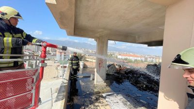 HATAY’DA 4 KATLI APARTMANIN ÇATI KATINDA ÇIKAN YANGIN İTFAİYE EKİPLERİ
