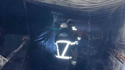 HATAY'DA ALEVLERE TESLİM OLARAK YANAN KONTEYNER KULLANILMAZ HALE GELDİ.