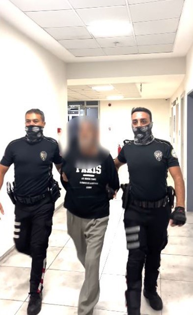ANTALYA’DA BİR ŞAHIS, POLİS TARAFINDAN YAPILAN KİMLİK KONTROLÜ SIRASINDA KARDEŞİNE