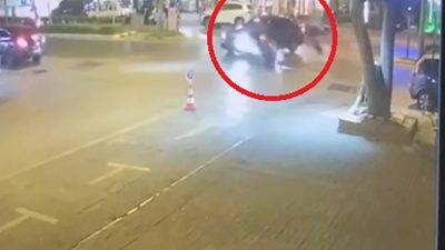 ANTALYA’DA MEYDANA GELEN TRAFİK KAZASINDA KONTROLSÜZ ŞEKLİDE DÖNEN ARAÇ MOTOSİKLETE