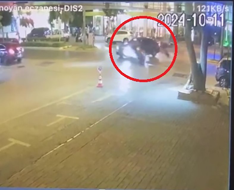 ANTALYA’DA MEYDANA GELEN TRAFİK KAZASINDA KONTROLSÜZ ŞEKLİDE DÖNEN ARAÇ MOTOSİKLETE