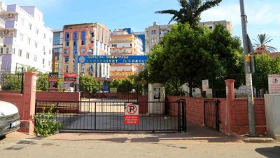 ANTALYA'DA MADDE BAĞIMLISI OLDUĞU İLERİ SÜRÜLEN BİR KİŞİ, ÇOCUKLARIN BAHÇEDE