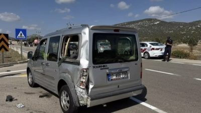 ANTALYA'NIN AKSEKİ İLÇESİNDE HAFİF TİCARİ ARAÇLA MOTOSİKLETİN ÇARPIŞMASI SONUCU 1'İ