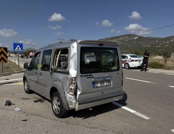 ANTALYA'NIN AKSEKİ İLÇESİNDE HAFİF TİCARİ ARAÇLA MOTOSİKLETİN ÇARPIŞMASI SONUCU 1'İ