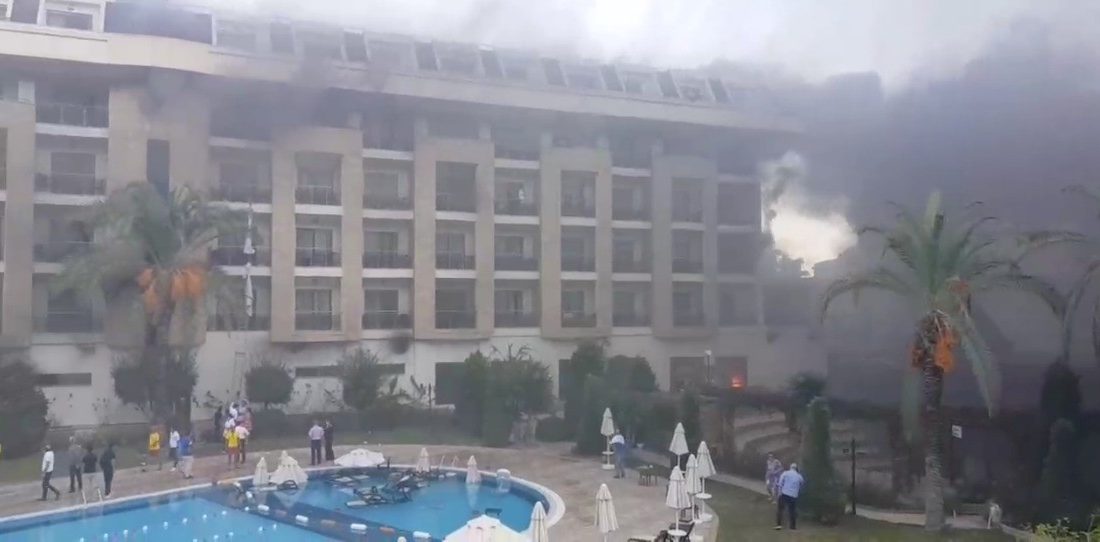Antalyada Otelde Yangın ANTALYA'NIN KEMER İLÇESİ BELDİBİ MEVKİİNDE BİR OTELDE YANGIN ÇIKTI.
