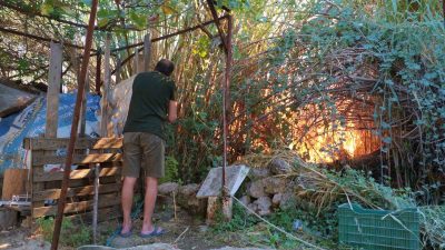 ANTALYA’DA KARGILIK ALANDA ÇIKAN VE RÜZGARIN ETKİSİYLE KISA SÜREDE YAYILAN