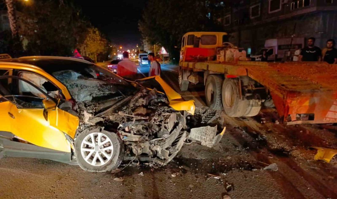 ANTALYA’NIN GAZİPAŞA İLÇESİNDE TİCARİ TAKSİNİN YOL İÇİNDE KAMYONA ARKADAN ÇARPMASI