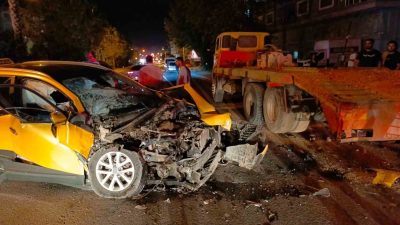 ANTALYA’NIN GAZİPAŞA İLÇESİNDE TİCARİ TAKSİNİN YOL İÇİNDE KAMYONA ARKADAN ÇARPMASI