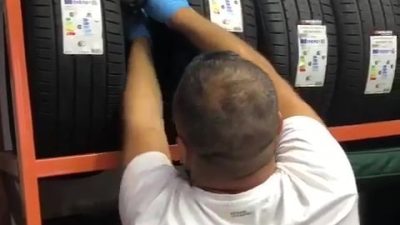 ADANA’DA ARAÇ LASTİĞİ SATIŞI YAPILAN İŞYERİNDE VİTRİNLERDEKİ LASTİKLERİN İÇİNE ZULALANMIŞ