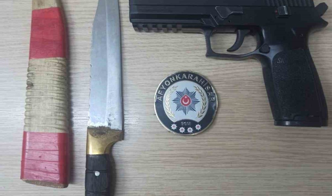 AFYONKARAHİSAR’DA ÇEŞİTLİ SUÇLARDAN ARANAN İKİ ŞAHIS POLİS TARAFINDAN TABANCALAR VE