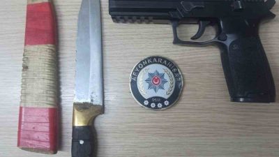 AFYONKARAHİSAR’DA ÇEŞİTLİ SUÇLARDAN ARANAN İKİ ŞAHIS POLİS TARAFINDAN TABANCALAR VE