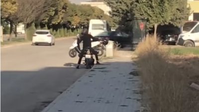 ELAZIĞ’DA BİR ŞAHIS ARIZALANAN MOTOSİKLETİ, BAŞKA BİR MOTOSİKLETİN ÜZERİNE KOYARAK