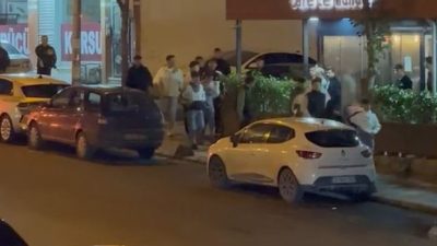 İSTANBUL’UN ARNAVUTKÖY İLÇESİ’NDE GECE SAATLERİNDE BİR GRUP ÇOCUK, CADDE ORTASINDA