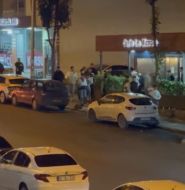 İSTANBUL’UN ARNAVUTKÖY İLÇESİ’NDE GECE SAATLERİNDE BİR GRUP ÇOCUK, CADDE ORTASINDA