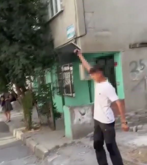AVCILAR’DA ARAÇTAN İNEREK HAVAYA ATEŞ EDEN YAŞI KÜÇÜK ŞAHIS SANAL