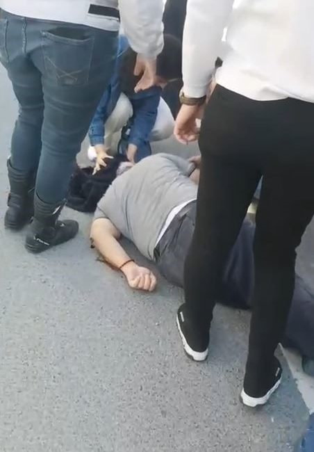 İSTANBUL AVCILAR’DA SEYİR HALİNDEKİ DOLMUŞUN KAPISI ANİDEN AÇILDI, BİR YOLCU
