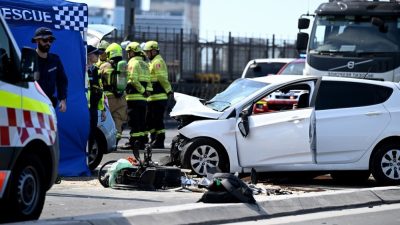 AVUSTRALYA'NIN SYDNEY KENTİNDE HIZLA GİDEN BİR ARACIN KARŞI ŞERİDE GEÇMESİ