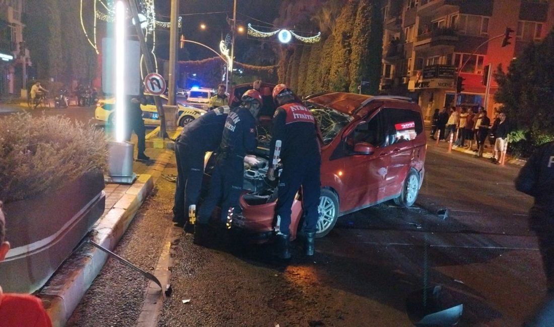 AYDIN'IN EFELER İLÇESİNDE BİR ARACIN REFÜJE ÇIKARAK TRAFİK IŞIKLARININ DİREĞİNE