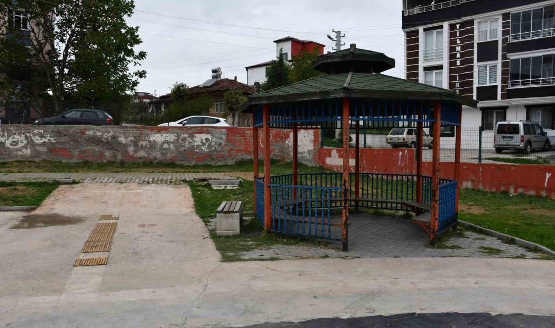 PARKTA ÖMER T. YANINDA GETİRDİĞİ BIÇAKLA HURİYE ÖZKAN’I BIÇAKLARKEN, ANNESİNİ