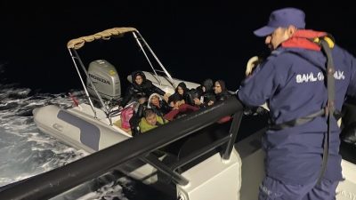 ÇANAKKALE’NİN AYVACIK İLÇESİ AÇIKLARINDA SAHİL GÜVENLİK EKİPLERİNCE 40 KAÇAK GÖÇMEN