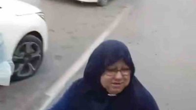 AZİMLİ ANNENİN ZAFERİ... ENGELLİ OĞLUNU BİNDİRMEK İÇİN OTOBÜSÜN ÖNÜNE YATTI