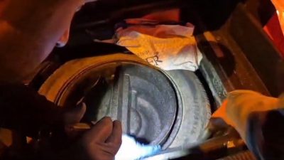 TOKAT'TA DURDURULAN BİR ARAÇTA BAGAJA GİZLENMİŞ 3 RUHSATSIZ TABANCA VE