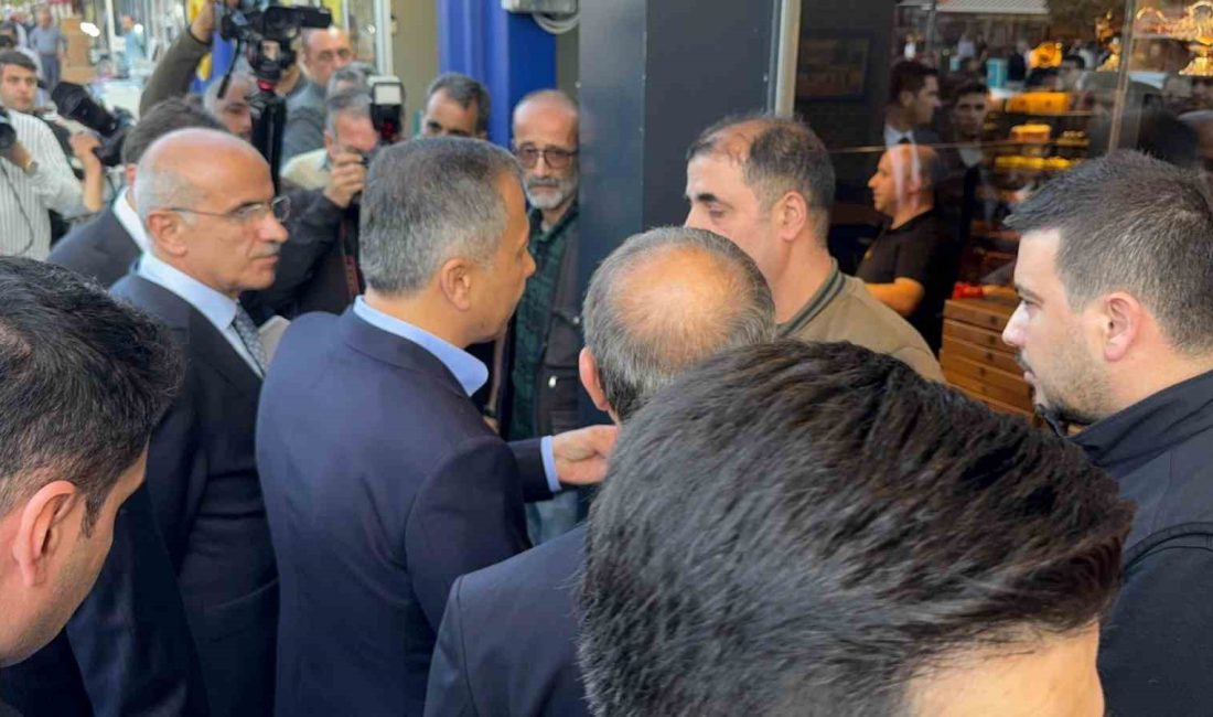 İÇİŞLERİ BAKANI ALİ YERLİKAYA DEPREMİN YAŞANDIĞI MALATYA'DA ESNAFLA BİR ARAYA