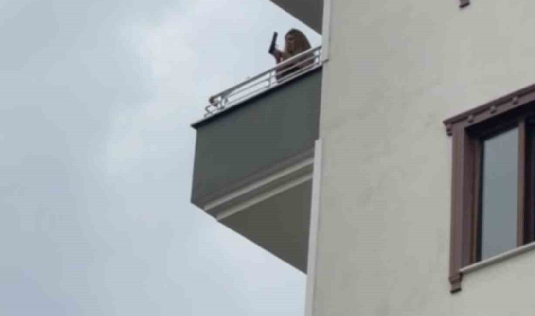 BALKONA ÇIKARAK DANS EDEN KADIN ETRAFA ATEŞ ETMEYE ÇALIŞTI