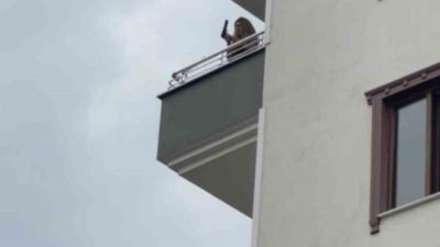 BALKONA ÇIKARAK DANS EDEN KADIN ETRAFA ATEŞ ETMEYE ÇALIŞTI