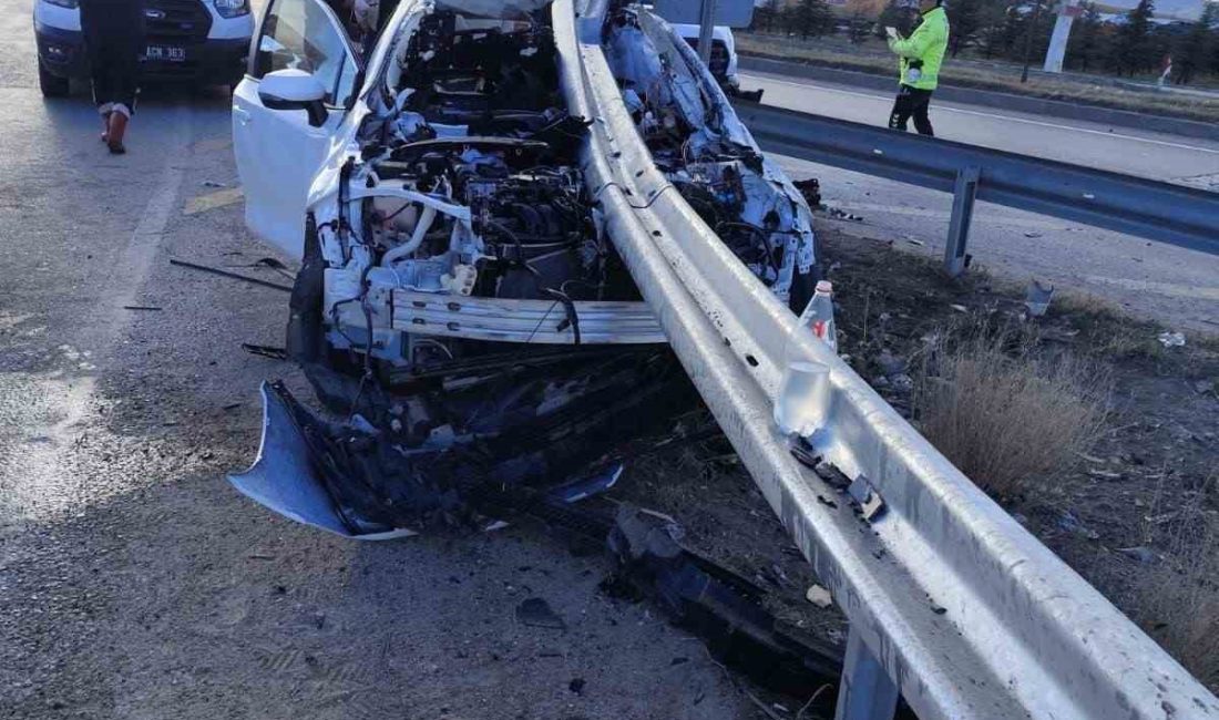 AFYONKARAHİSAR'DA KONTROLDEN ÇIKARAK BARİYERE OK GİBİ SAPLANAN OTOMOBİLDE BİR KİŞİ