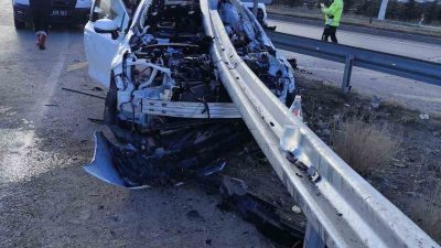 AFYONKARAHİSAR'DA KONTROLDEN ÇIKARAK BARİYERE OK GİBİ SAPLANAN OTOMOBİLDE BİR KİŞİ