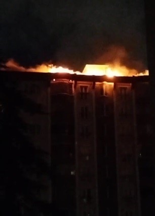 İSTANBUL BAŞAKŞEHİR’DE BİR SİTENİN ÇATISINDA YANGIN ÇIKTI. ÇATI ALEVLERE TESLİM