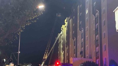 İSTANBUL BAŞAKŞEHİR’DE BİR SİTENİN ÇATISINDA İZOLASYON SIRASINDA YANGIN ÇIKTI. YANGIN,