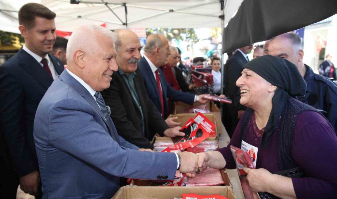 ORHANGAZİ PARKI’NDA 29 EKİM CUMHURİYET BAYRAMI İÇİN BURSALILARA ATATÜRK POSTERİ
