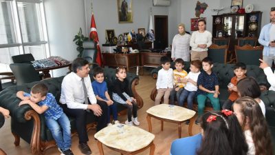 BİLECİK’İN SÖĞÜT İLÇESİNDE MİNİK ÖĞRENCİLER, BELEDİYE BAŞKANI FERHAT DURGUT’U ZİYARET