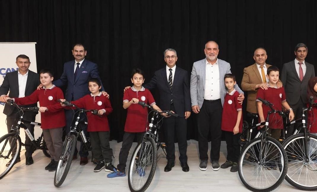CANİK BELEDİYE BAŞKANI İBRAHİM SANDIKÇI, EĞİTİME YÖNELİK PROJELERLE ÖĞRENCİLERE DESTEK