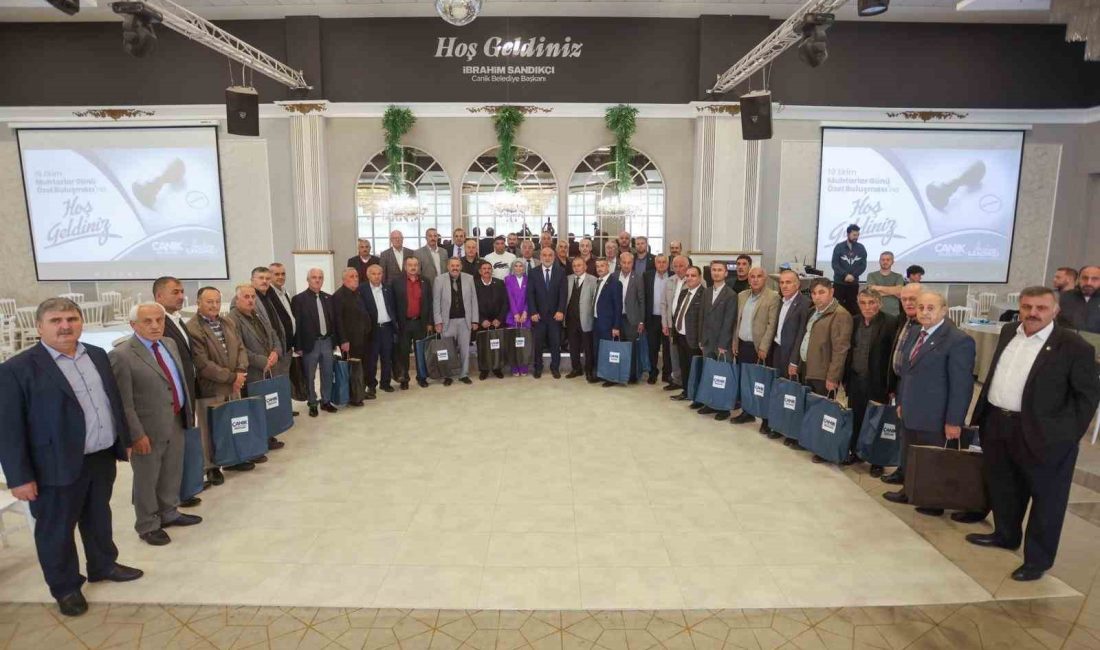 SAMSUN’UN CANİK BELEDİYE BAŞKANI İBRAHİM SANDIKÇI, İLÇEDEKİ MUHTARLARLA BİLGİSAYAR HEDİYE