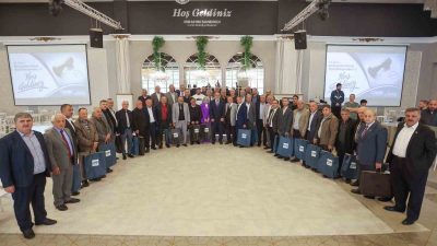 SAMSUN’UN CANİK BELEDİYE BAŞKANI İBRAHİM SANDIKÇI, İLÇEDEKİ MUHTARLARLA BİLGİSAYAR HEDİYE