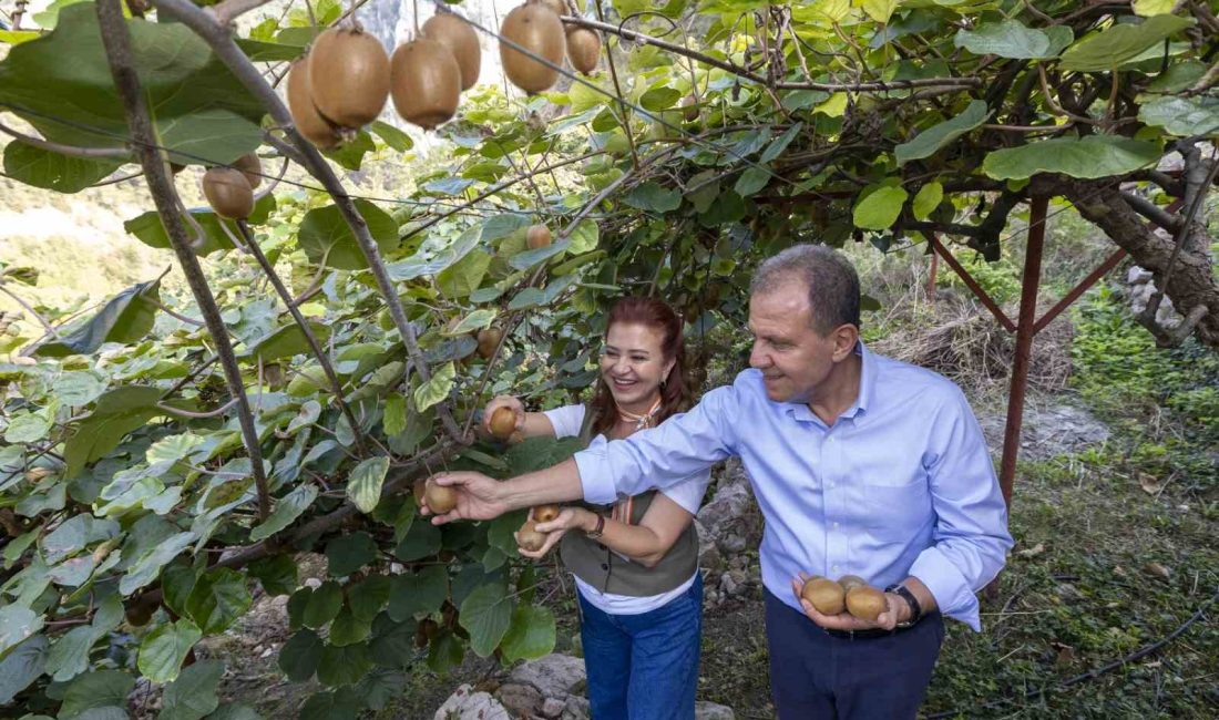 MERSİN BÜYÜKŞEHİR BELEDİYE BAŞKANI VAHAP SEÇER, EŞİ MERAL SEÇER İLE
