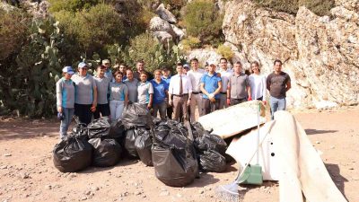 EMİZLİK PERSONELLERİYLE BİRLİKTE MINTIKA TEMİZLİĞİNE KATILAN MARMARİS BELEDİYE BAŞKANI ACAR