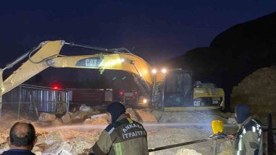 ANKARA’DA, GECE SAATLERİNDE BİR AHIRDA MEYDANA GELEN YANGIN, İTFAİYE EKİPLERİNİN