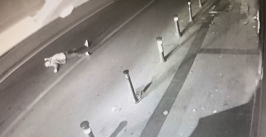 BAYRAMPAŞA’DA ALKOLLÜ OLDUĞU İDDİA EDİLEN VE YOLUN ORTASINA YATAN ADAMA