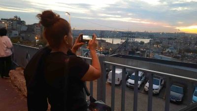 İSTANBUL BEYOĞLU'NDA GÜN BATIMI KARTPOSTALLIK MANZARA OLUŞTURURKEN, VATANDAŞLAR O ANLARI