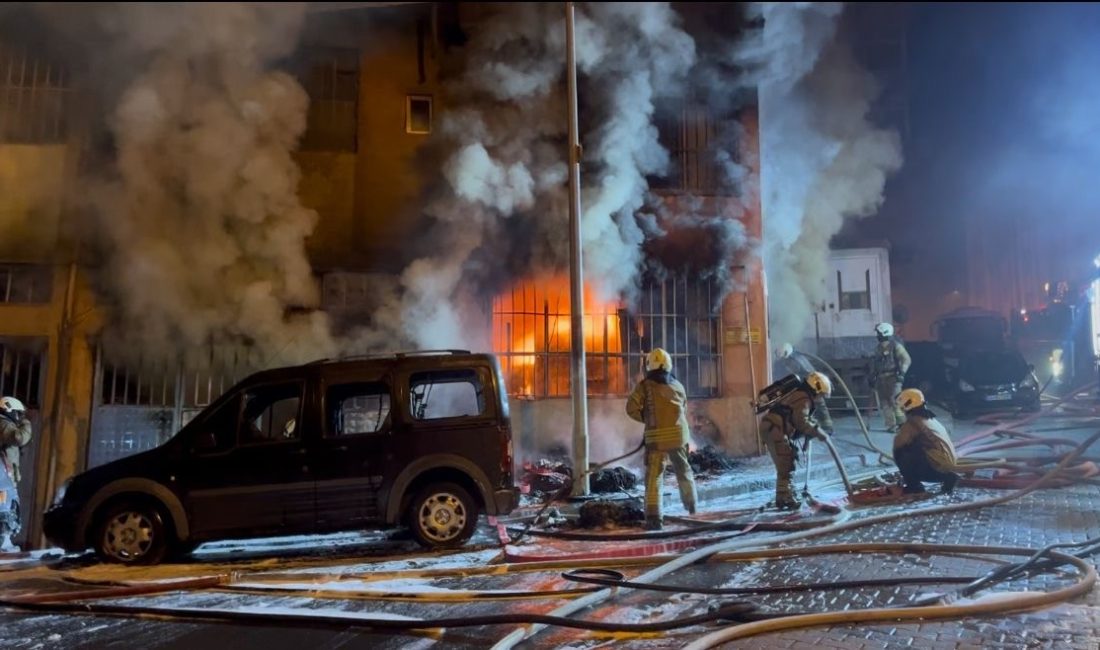 BEYOĞLU’NDA YATAK İMALATHANESİ YAPAN İŞ YERİ ALEV ALEV YANDI