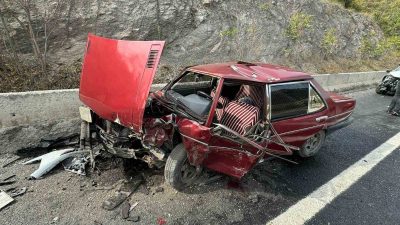 BİLECİK'TE 2 ARACIN KAFA KAFAYA ÇARPIŞMASI SONUCU 2 KİŞİ YARALANDI